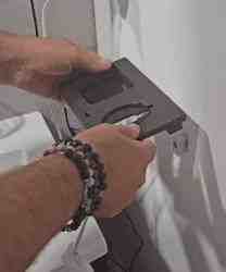 Shaver + electric toothbrush wall bracket