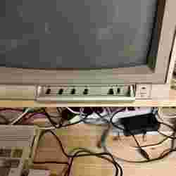Philips_VS0080_CM8510__Commodore_1081_1084_1084S-Hinge