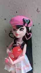 Monster High için Draculaura'nın Kalp Küpeleri